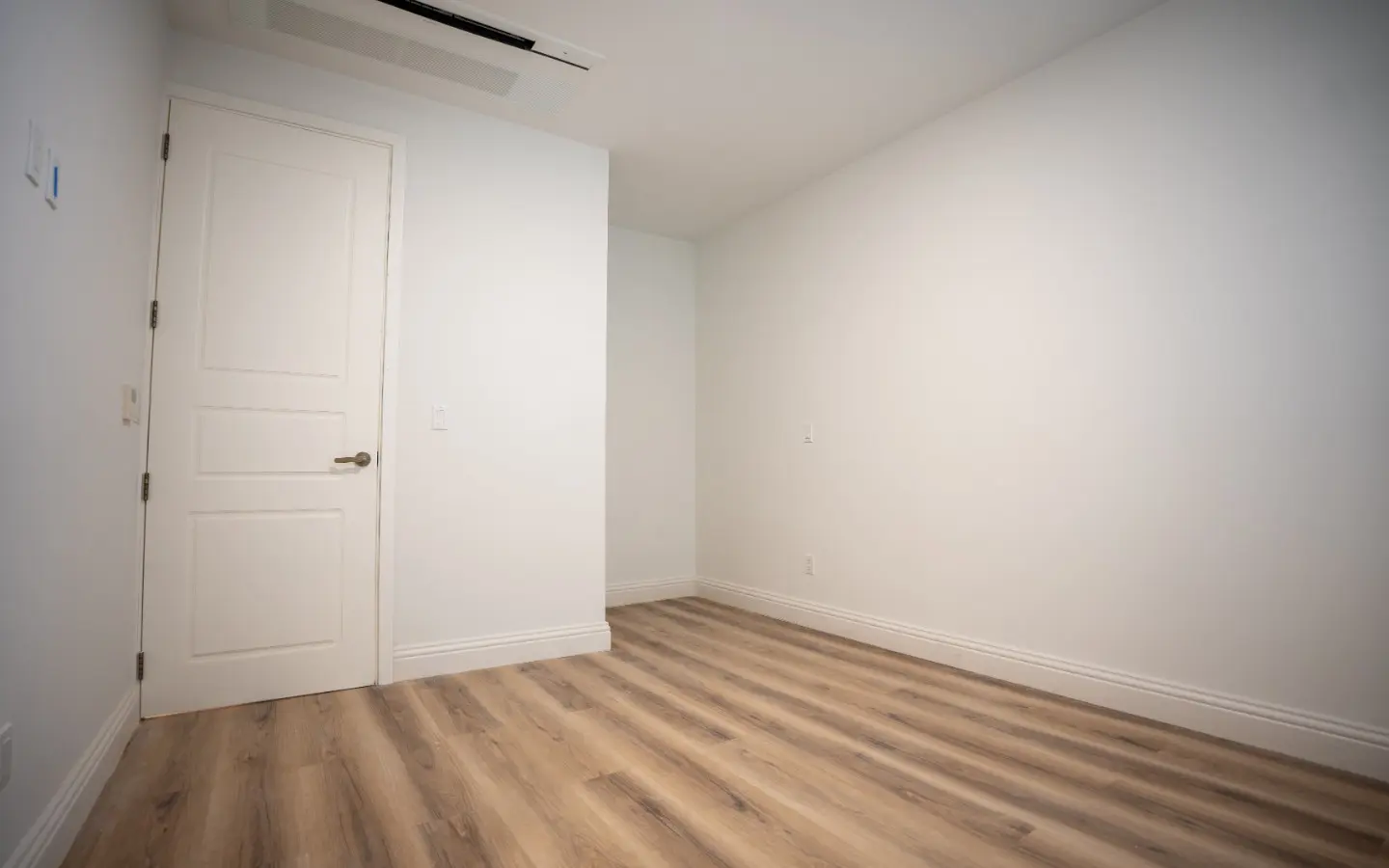 Second bedroom with a corner window and closet recess in the Oranjestad condominium