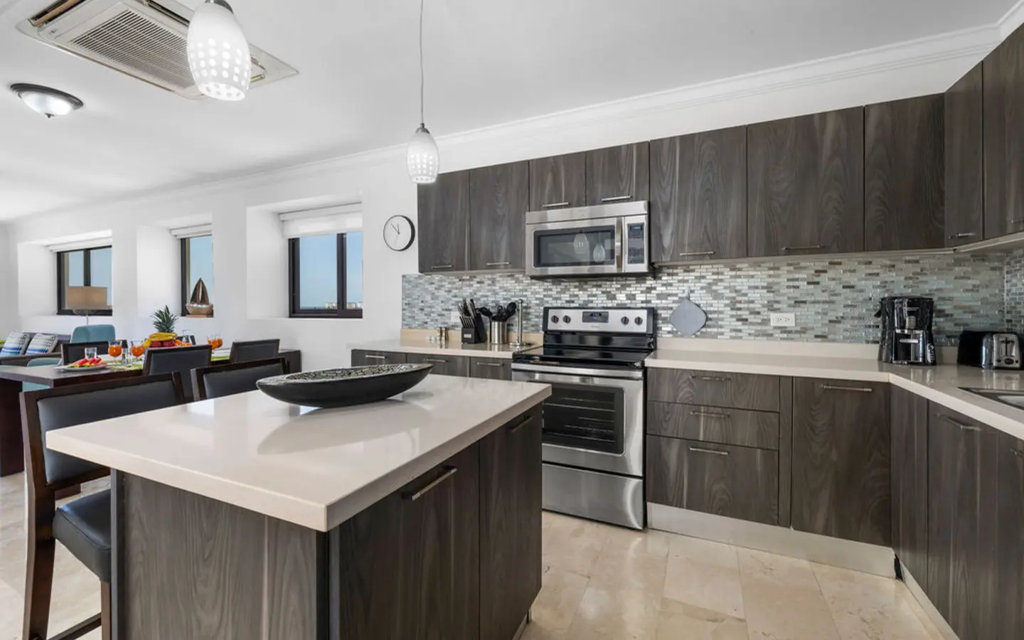 Fully equipped kitchen with a breakfast island, stainless appliances and quartz countertops