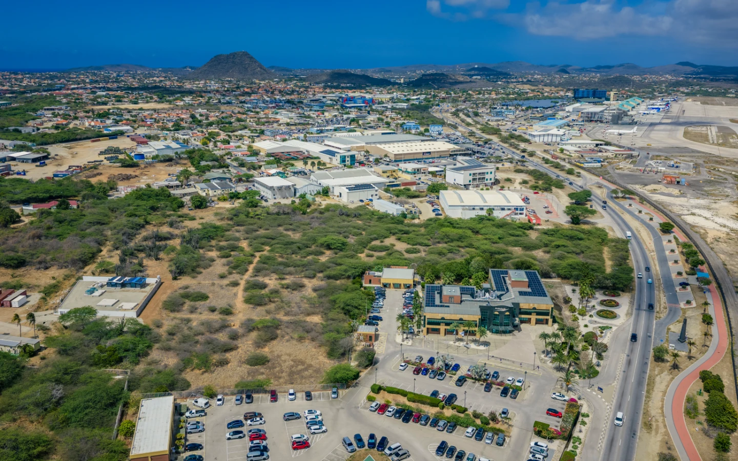 Wide aerial showing the parcel's proximity to Queen Beatrix International Airport and Hooiberg